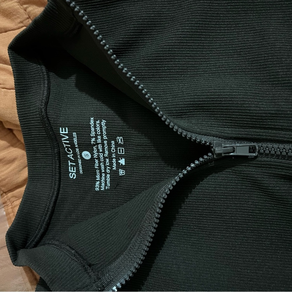 SET Active Black Ribbed Zip-Front Crop Top - Picture 2 of 4